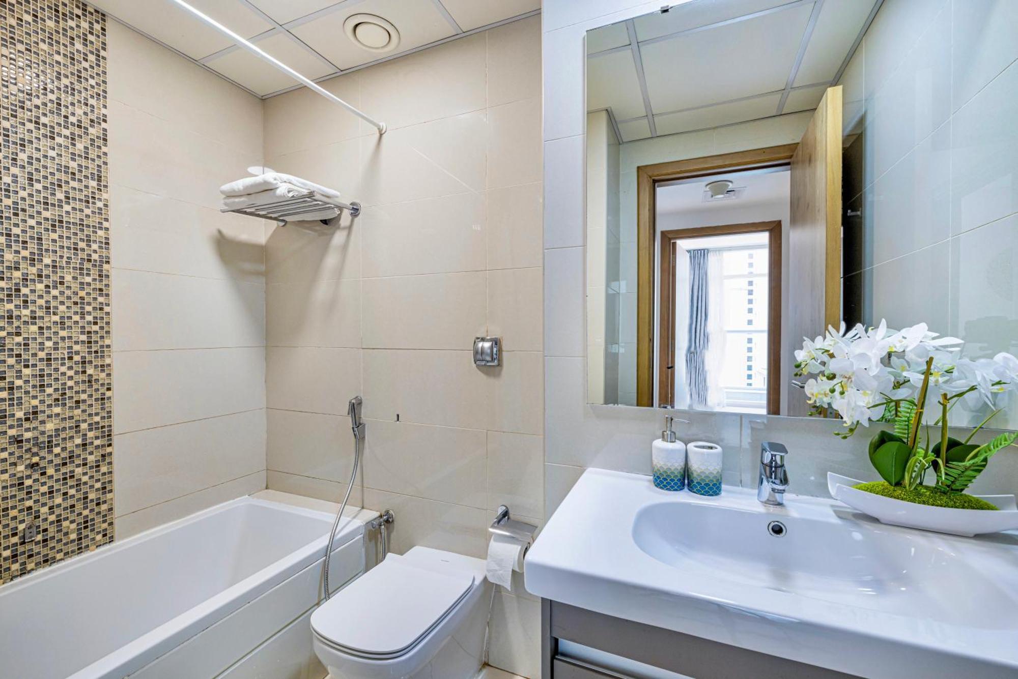 5 Star Serviced Apartment With Beach Access In The Heart Of Dubai Marina Free Welcome Gift Box Upon Arrival Екстериор снимка